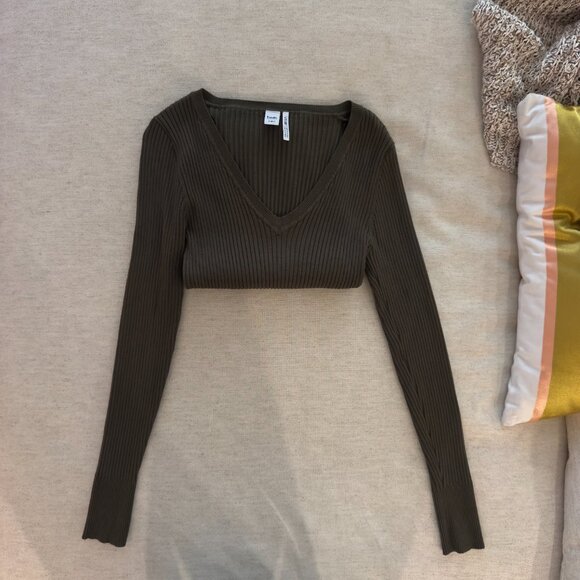 Fitted Green Ribbed Long Sleeve V-Neck Shirt from Simons (By TWIK) - Size Medium - Picture 2 of 6